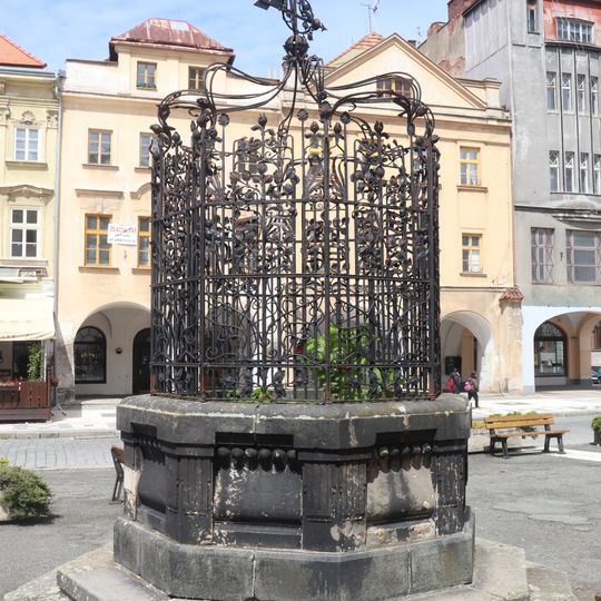 Studna s mříží na Velkém náměstí v Hradci Králové