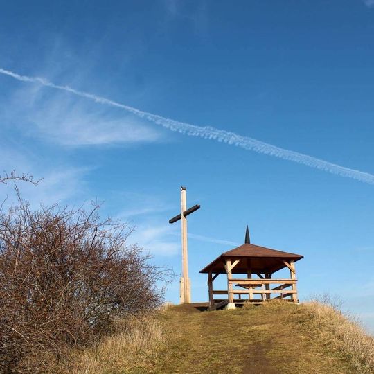 Dřevěný kříž ve Slatinicích nad vodojemem