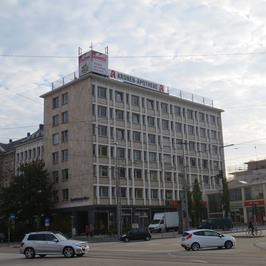 Wohn- und Geschäftshaus mit Anbau zur Straße der Nationen und Vorbau an der Carolastraße Carolastraße 1, 3