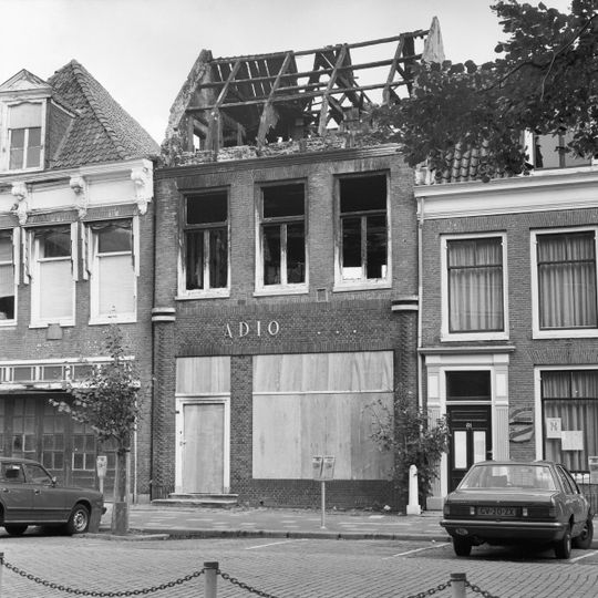 Pand thans van twee hoge verdiepingen onder dwars zadeldak tussen topgevels