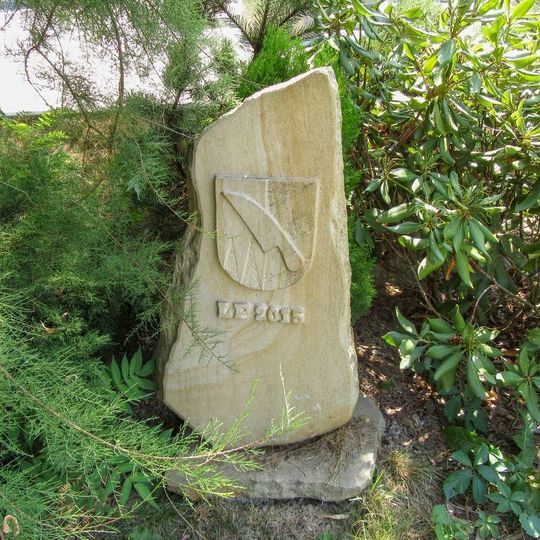 Památník v Dolní Dlouhé Loučce ve středu obce