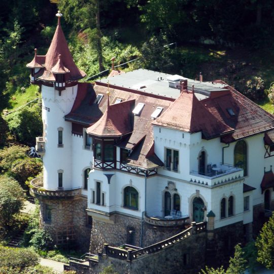 Villa, Villengarten mit Gartenterrasse und Steingarten sowie Einfriedung mit Torpfeilern Pötzschaer Weg 7