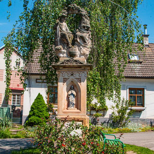 Sousoší Nejsvětější Trojice v Menclově ulici v Železnici