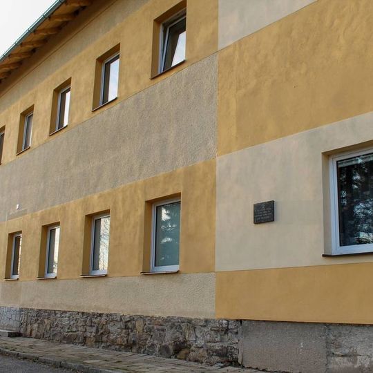 Pamětní deska Jana Háječka v Písařově na budově školy