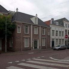 Huis met geverfde lijstgevel op gepleisterde plint