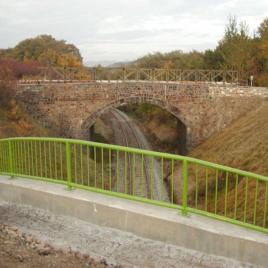 Nový most silnice II/528 přes železniční trať u Žďárku