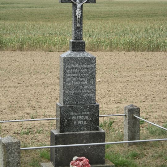 Kříž Pilerovy rodiny u Hostákova