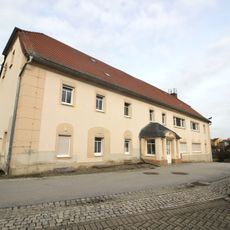 Herrenhaus und Wirtschaftsgebäude des ehemaligen Rittergutes Oberweg 2, 9
