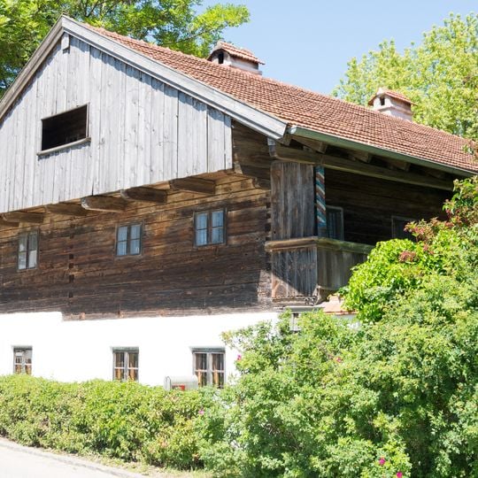 Bauernhaus eines Dreiseithofs mit Stadel