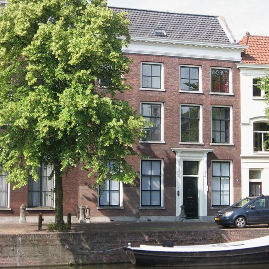 Eenvoudig herenhuis met bakstenen lijstgevel