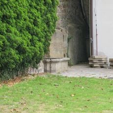 Kamenná nádrž na vodu v koutě u horního pavilonu jižních zahrad zámku v Děčíně