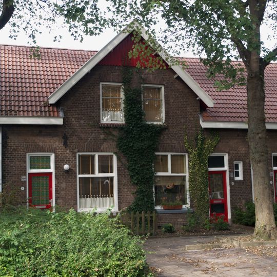 Veertien blokken van zes woningen, verspreid in de woonwijk gesitueerd. De blokken hebben een rechthoekige plattegrond