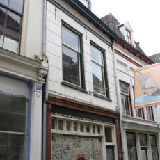 Pand met gepleisterde lijstgevel en dakkapel