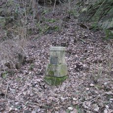 Kříž u Dolního Metelska u skály