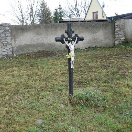 Pamětní kříž na východním okraji kostela svatých Tří králů v Břidličné