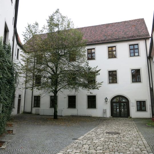 Ehemaliges Studienseminar zum Heiligen Kreuz, jetzt Stadtverwaltung