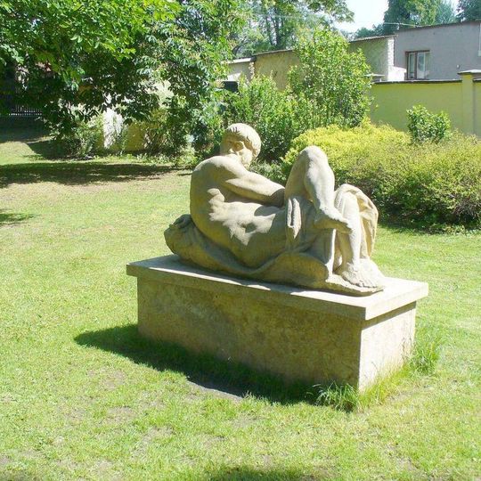 Socha ležícího muže v parku u zámku v Doudlebech nad Orlicí