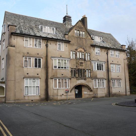 Neuadd Dyfrdwy College Road