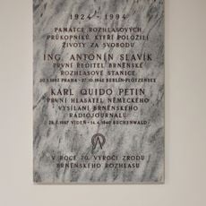 Pamětní deska zaměstnanců rozhlasu, obětí okupace