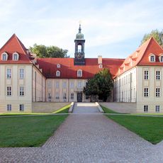 Naturdenkmal Eibe vor dem Eingang des Elsterschlossgymnasiums
