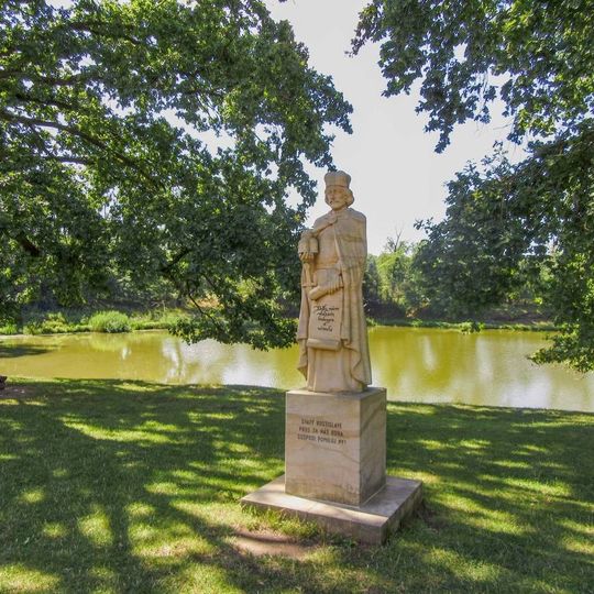 Socha knížete Rostislava v Břeclavi u zámku Pohansko