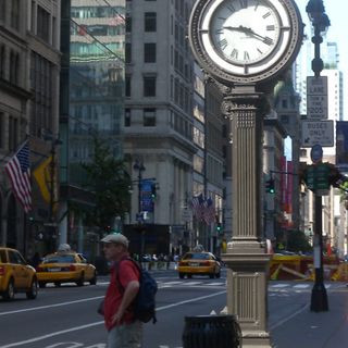 Sidewalk Clock at 522 5th Avenue