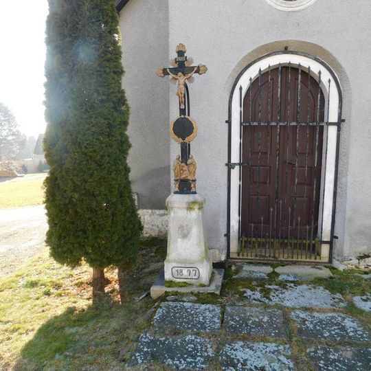 Kříž u kaple v Těšenově