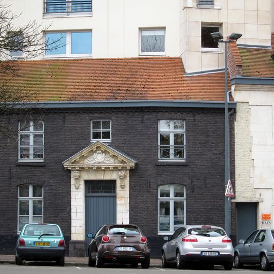 Maison, 2, 3 place Genevières