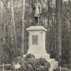 Sockel des Denkmals erhalten, Statue verschollen