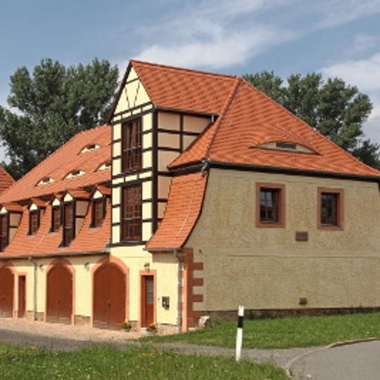 Einzeldenkmale Rittergut Benndorf : Verwalter- oder Inspektorenhaus , Brennerei , Wirtschaftsgebäude neben dem Torhaus , Torhaus , Orangerie , Gärtnerha