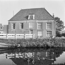 Pand met gepleisterde topgevel met opkamer