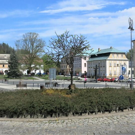 Plastika z kovu a skla Strom na náměstí Míru v Novém Boru