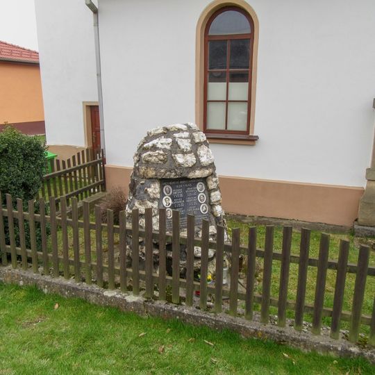 Pomník padlým ve Dzbelu u bývalé kaple