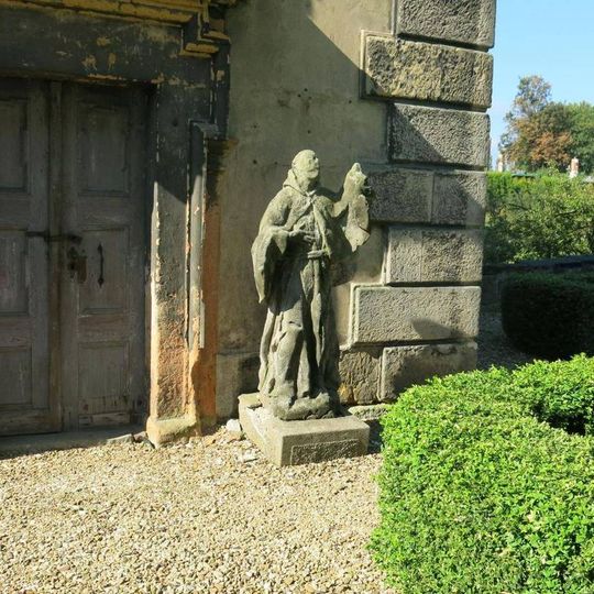 Socha svatého Františka Serafinského za kostelem svatých Petra a Pavla v Mimoni