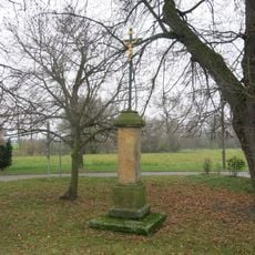 Kříž na rozcestí u domu 163 v Kostomlatech nad Labem