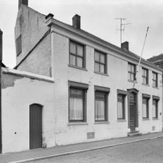 Huis met in de voorgevel jaarankers