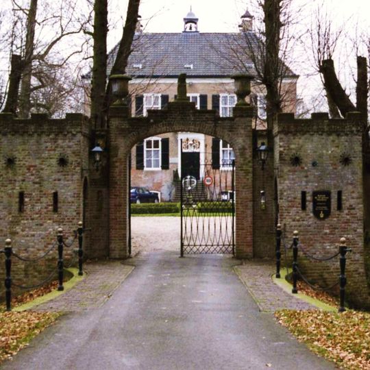Strijdhoef: toegang tot het omgrachte voorplein van het huis, bestaande uit een dam met ijzeren paaltjes en kettingen en een bakstenen poortgebouw. Kasteel de Strijdhoef