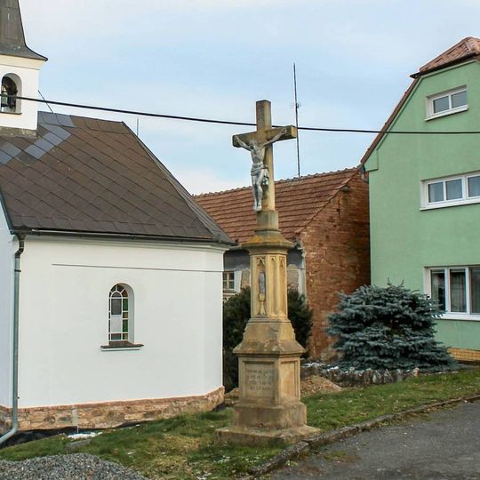 Kříž ve Veselíčku u kaple na návsi