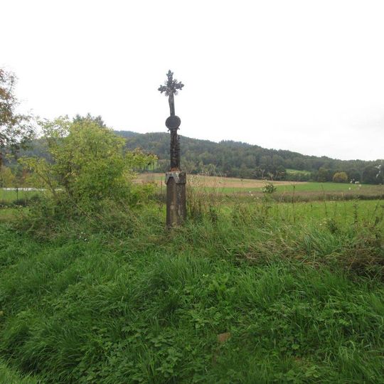 Kříž severně nad Vadkovem u cesty do Lhenic