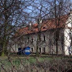 Dwór obronny, tzw. lamus (I)