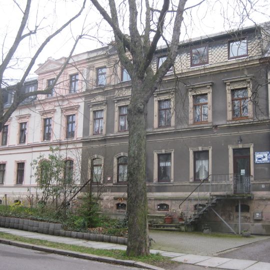 Doppelmietshaus in offener Bebauung mit Vorgarten Klarastraße 7; 9