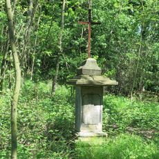 Kříž u cesty k telekomunikační věži nad Oparnem