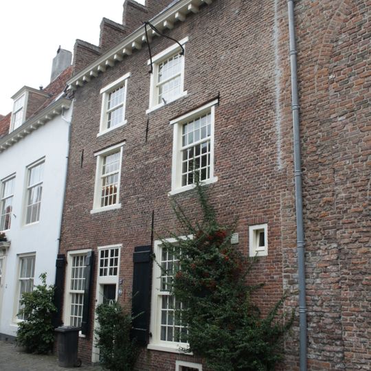 Huis met eenvoudige gevel met rechte kroonlijst