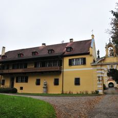 Ehem. Meierhof von Schloss Puchberg samt Gasometerbau und 5 Sandsteinskulpturen