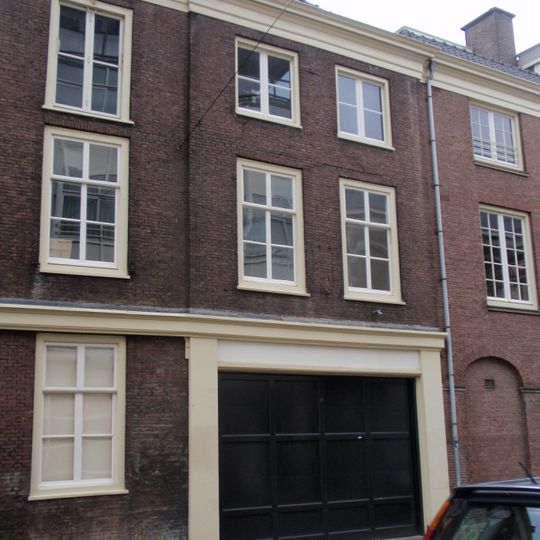 Pand met gevel en koetspoorten, gebouwd als koetshuis van het achterliggende pand aan de Lange Vijverberg