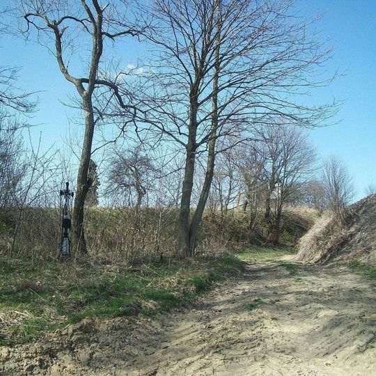 Kříž pod kostelem u Křeče