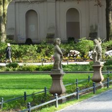 Skulpturengruppe (vier Putten) als Allegorie der vier Jahreszeiten. Nach barocken Vorbildern 1984-1985 von Dietrich Starcke und Heinrich Kube gefertigt. Die verlorenen originalen Figuren stammen vermutlich aus dem Jahr 1912-1916.