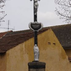 Kříž na návsi v Únějovicích