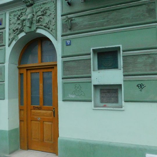 Pamětní deska Františka Grunda na domě Bělohorská 416/25 na Břevnově