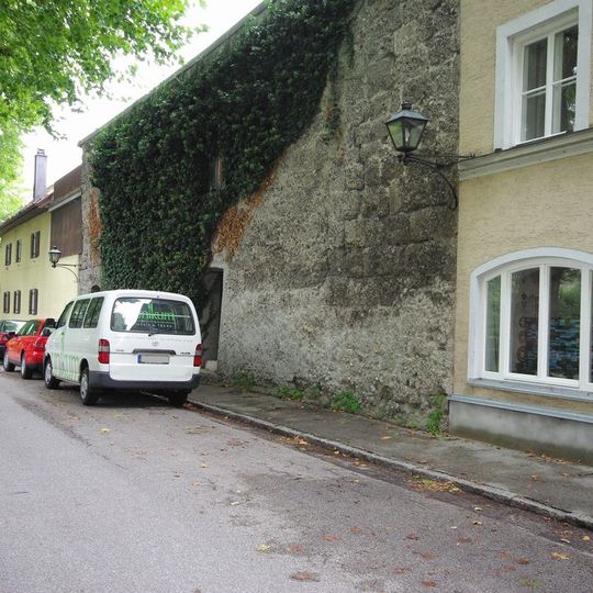 Zugehörig restlicher Zug der Stadtmauer